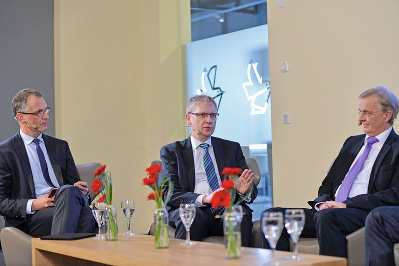 Prof. Dr.-Ing. Holger Borcherding,  Hochschulprofessor und Technischer Leiter des Bereichs Innovationen bei Lenze (Mitte): „Wir müssen den kleinen Maschinenbauer beim Engineering-Prozess entlasten, denn wir wollen ja nicht, dass der Maschinenbauer dafür noch fünf Leute einstellen muss.“ (Johannes Untch)
