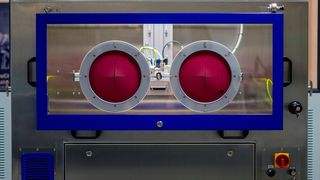 Die kompakten, reinraumgerechten Jetstation-HP wurden für Reinigungsaufgaben entwickelt, bei denen Teile in geringen Stückzahlen höchste Sauberkeitsanforderungen erfüllen müssen. Bei der Kabine für die manuelle Reinigung erfolgt die Be- und Entladung über eine Frontklappe mit Handeingriffen.  (Acp Systems )