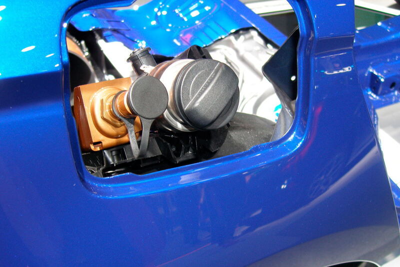 Viele Gasfahrzeuge haben einen bivalenten Antrieb, die Einfüllstutzen für Gas und Benzin liegen einträchtig nebeneinander. (Grimm / »kfz-betrieb«)
