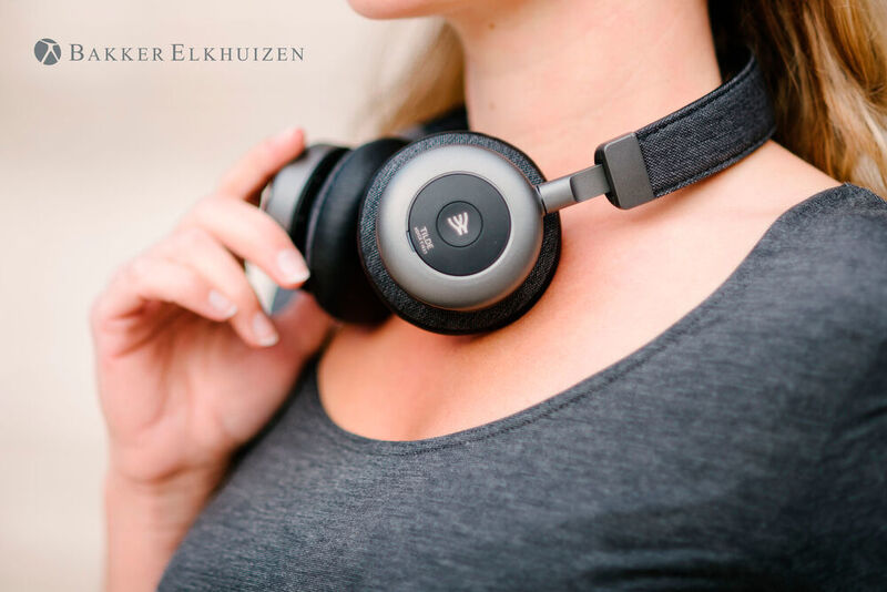 Bakker Elkhuizen hat das Headset Tilde Pro mit aktiver Geräuschunterdrückung für die Kommunikation in lauten Umgebungen wie dem Großraumbüro vorgestellt.  (Bakker Elkhuizen/Studio Voorhuis Doetincheem)