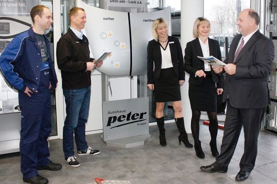 Helmut Peter (re.) im Gespräch mit seinen Mitarbeitern und Mitarbeiterinnen: (v. li.) Nino Rößler (Kfz-Mechatroniker), Dirk Günther (Serviceberater), Simone Heinemann (Verkauf) und Simone Rott (Service).(Foto:  Peter)