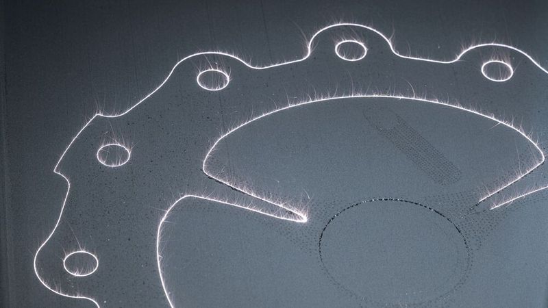 Die neue additive Fertigungsanlage des Fraunhofer IWS wird aus metallischen Pulvern schichtweise besonders große Bauteile mit komplexer Geometrie erzeugen, zum Beispiel Brennkammern für Wasserstoff-Energiesysteme oder Schaufelradeinhausungen für Turbinen.(Bild:   Christoph Wilsnack/Fraunhofer IWS)