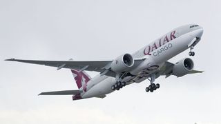 Mit der neuen Boeing 777 baut Qatar Airways die Frachtkapazitäten deutlich aus. Das Frachtflugzeug soll bevorzugt für Flüge zu den Qatar-Airways-eigenen Frachtstationen in Frankfurt, Amsterdam, Lahore, Dubai, Karachi, Chennai, Sialkot, Amman und für die drei wöchentlichen Flüge nach Hongkong eingesetzt werden. Bild: Qatar Airways (Archiv: Vogel Business Media)