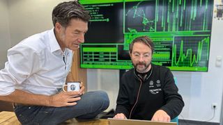 Christoph Haumann (l.), Geschäftsführer des Autohauses Trompeter, und der zertifizierte Hacker Björn Hering überprüfen auch regelmäßig die Sicherheit des eigenen Betriebs. (Bild: Autohaus Trompeter)