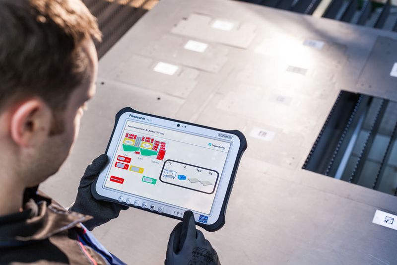 Über mobile Endgeräte können in naher Zukunft Werker Einfluss auf die Fertigung nehmen und beispielsweise Buchungsvorgänge durchführen. (Bild: Fraunhofer IPA)