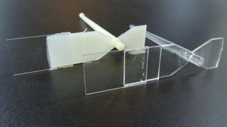 Mit einem transparenten Haftvermittler beschichtete und hinterspritze Gläser.  (Bild: Kunststoff-Institut Lüdenscheid)