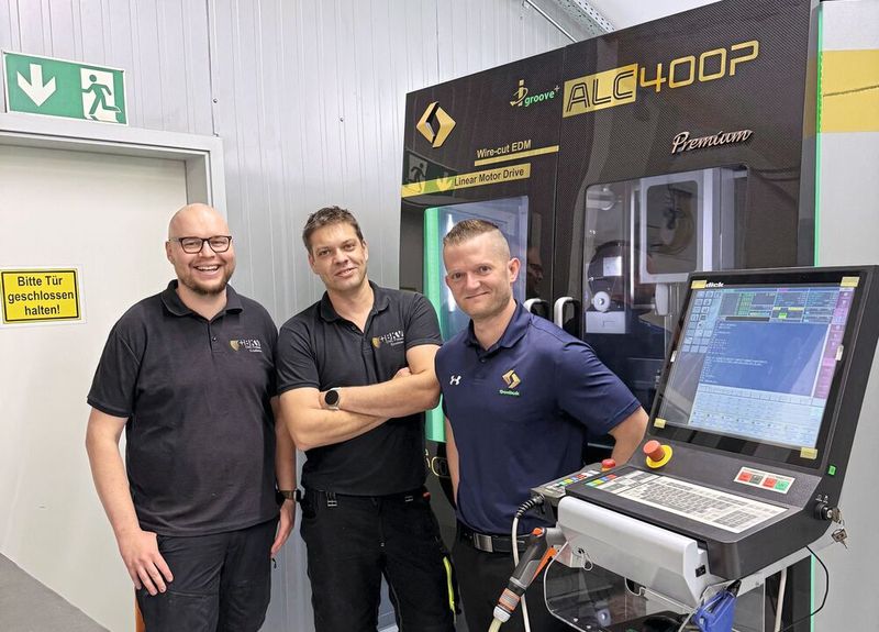 Production Manager Jonas Schlegel, Managing Director Alexander Braun, Sodick Regional Sales Manager Daniel Günzel (from left to right): Joint planning, individual implementation – the new Sodick ALC400P was realized as an automated cell right from the start and tailored precisely to the requirements at BKV Braun. (Source: Sodick)