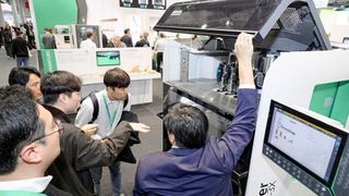 Der Bauraum des Hochtemperatur-Freeformer 750-3X lässt sich auf 200 Grad Celsius temperieren, die Plastifizierung des Kunststoffgranulats erfolgt bei bis zu 450 Grad Celsius. (Bild: Arburg)