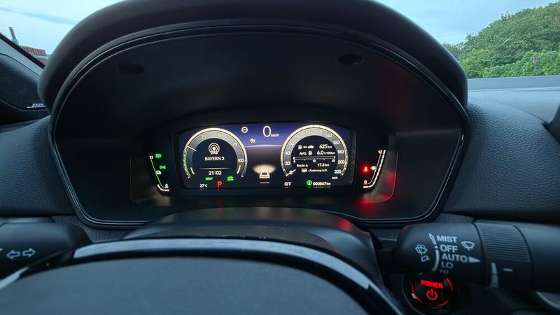 Das hochauflösende Fahrerinformationsdisplay ist 10,2 Zoll groß. Je nach Fahrmodus zeigt es verschiedene Informationen an. Beim S+-Modus erscheint ein Drehzahlmesser, der den  gewählten virtuellen Gang und die G-Kraft anzeigt. Zudem gibt es eine grafische Empfehlung für den Gangwechsel. Ein Head-up-Display ist im Prelude nicht verfügbar. (Bild: Mauritz – VCG)