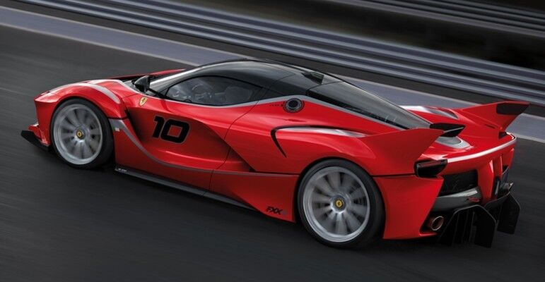 Red Dot Award 2015 - Ferrari FXX K: Der Name Ferrari ist seit der Gründung der berühmten Scuderia im Jahre 1929 ein Synonym für den Motorsport. Dieser versierte Hersteller stattet bereits seit 1947 seine straßentauglichen Modelle mit Technologien aus, die in seiner Rennabteilung entwickelt wurden. Abgeleitet vom Supercar LaFerrari stellt sich der FXX K nun als das neueste Modell in einer Reihe technologischer Laborprototypen dar. Er ist das Ergebnis der GT-Forschung und -Entwicklung sowie von Experimenten in der Formel 1 und wurde als Rennstrecken-Version nur in sehr geringer Stückzahl für einen ausgewählten Kundenkreis kreiert. Die beeindruckende Performance dieses Ferrari zeigt sich in zwei wesentlichen Eckdaten: einer Gesamtleistung von 1050 PS dank eines V12-Saugmotors in Verbindung mit einem elektrischen Motor sowie einem maximalen Drehmoment von über 900 Nm. Gestalterisch wird das Styling-Konzept des LaFerrari aufgegriffen und in seinen Möglichkeiten ausgeschöpft, ohne Zulassungsvorgaben und anderen regulatorischen Beschränkungen zu unterliegen. Vielfältige aerodynamische Innovationen, die gemeinsam mit den Designern entwickelt wurden, erhöhen nicht nur die Leistungsfähigkeit des Fahrzeugs, sondern begründen auch seine eindringliche Ästhetik. Alle Karosserieteile wurden dabei in unterschiedlichem Maße modifiziert, wobei die meisten Änderungen auf eine höhere Anpresskraft abzielten. Tiefergelegt mit einer verbreiterten Spur sowie gestaltet mit einem erhöhten Sturz, präsentiert sich der FXX K mit einer starken dynamischen Ausstrahlung (Red Dot)