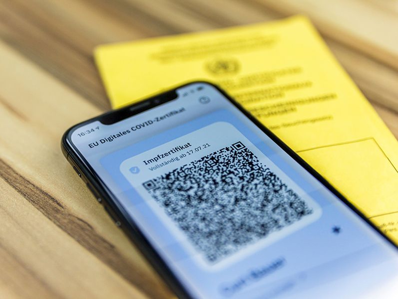 Mitte Juni 2021 wurde der digitale Corona-Impfpass eingeführt. Das Problem: Da die Impfkampagne zur Einführung des Impfpasses bereits seit mehr als einem halben Jahr lief und schon rund 60 Millionen Impfdosen verabreicht wurden, mussten diese nun nachträglich elektronisch bescheinigt werden. Parallel zum Start der Corona-Impfkampagne stand in Deutschland aber kein System zur Verfügung, um die Impfungen elektronisch und später in das europäische Impfzertifikat übertragen zu können. Die nachträgliche Bescheinigung verursachte zusätzliche Kosten – denn selbstverständlich wurde das nachträgliche Ausstellen der digitalen Impfbescheinigungen vergütet. Anfangs erhielten Ärzte und Apotheker dafür bis zu 18 Euro pro Zertifikat. Später wurde die Vergütung auf bis zu 6 Euro gesenkt. Auch die automatisch per Post oder Download zur Verfügung gestellten Impfzertifikate aus den Impfzentren mussten erstellt und versendet werden. Zudem hatten sich viele Geimpfte bereits Zertifikate in Apotheken ausstellen lassen, bevor die Briefe aus den Impfzentren bei ihnen eintrafen. Wie hoch die Gesamtkosten ausgefallen sind, könne erst beantwortet werden, wenn alle Abrechnungsdaten vorliegen, teilte das Bundesgesundheitsministerium auf Anfrage des Bundes der Steuerzahler mit. (Quelle: BdSt) (curtbauer_stock.adobe.com)