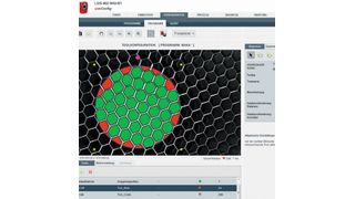 Präzises Einfräsen von wasserabführenden Kanälen in Sandwich-Wabenkostruktionen für den Flugzeugbau, gehört zur neuesten Expertise von Maka: Die Stege von Metallwaben werden zum Leuchten gebracht und können so an der Oberseite detektiert werden. Das System funktioniert auch bei Papierwaben, wie das nächste Bild zeigen wird: Die Wabenmittelpunkte werden dabei in wenigen Millisekunden erkannt und die Messdaten über Ethernet an den Fräser geschickt. (Bild: Maka)