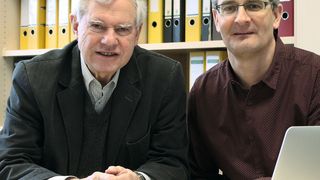 Prof. Dr. Alfred Pühler (links) und Dr. Alexander Sczyrba (rechts), CeBiTec, Universität Bielefeld (Universität Bielefeld)