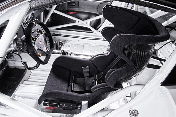 Sportlich-spartanisches Innenleben: Geschaltet wird über Wippen am Lenkrad. Für sichere Verzögerung sorgt eine neu entwickelte Hochleistungs-Bremsanlage. (Foto: Porsche)