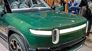 Der E-Pick-up von Rivian könnte bald auf den Markt kommen. Tesla unterstellt nun den Diebstahl von Geschäftsgeheimnissen. (Bild: Max Friedhoff/SP-X)