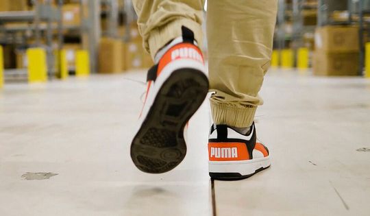 Das fränkische Traditionsunternehmen Puma will seine Kunden mit hochwertigen Sportartikeln schneller, flexibler und reaktionsfähiger machen. Dabei spielt auch die Logistik eine tragende Rolle.(Bild:  Logistics Reply)