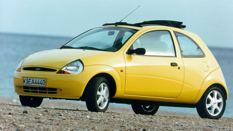 Der Ka war neben der normalen Ausstattungsvariante in Deutschland in einer ganzen Reihe von Sondereditionen erhältlich. So gab es 2002 das Modell Capri mit elektrischem Faltdach und Leichtmetallrädern. Insgesamt baute Ford an die 30 Sondermodelle seines Erfolgsmodells. (Bild: Ford AG)