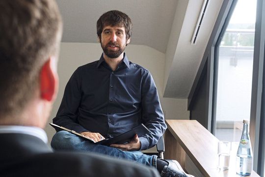 Der Psychologe Mark Hauser berät Mitarbeiter der AHG-Gruppe hinsichtlich der Stressbewältigung, aber auch bei privaten Problemen.(Bild:  Karl-Heinz Kuball)