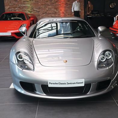 Doppelt historisch: Die Glinicke-Gruppe hat in Kassel ein altes Lagergebäude für VW-Teile in ein Porsche Classic Zentrum verwandelt. (Bild: Grimm – VCG)