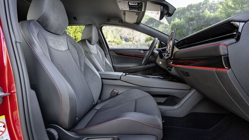 Die Sitze sind nicht nur mit einem neuen Mikrofaser-Material (nennt sich ArtVelorus Eco) bezogen, sondern sie haben auch rote Kontrastnähte, rote Keder und einen roten GTX-Schriftzug. (Bild: VW)