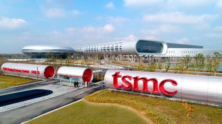 Ob die mögliche Chipfabrik von TSMC in Deutschland ähnlich futuristisch aussehen wird wie diese Fab 16 in Taiwan, ist ungewiss. Nachdem die Fördermittel genehmigt sind, kann der Spatenstich im August 2024 erfolgen. (Bild: TSMC)