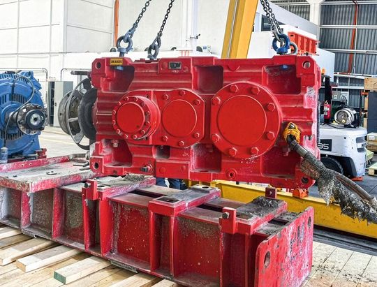 SEW-Eurodrive Chile bevorratet Originalersatzteile und führt im Servicezentrum Antofagasta Wartungen und Instandsetzungen durch, so auch bei diesem Industriegetriebe der Baureihe X.e.(Bild:  SEW)