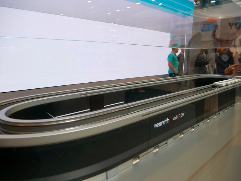 Mit Ctrlx Flow bringt Bosch Rexroth eine neue Lösung für die Lineartechnik auf den Markt. Die Mover können einzeln gesteuert werden und müssen für Kurven nicht abbremsen.  (Bild: Sandro Kipar/VCG)