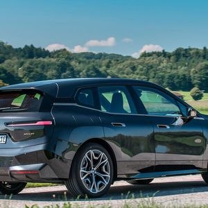 Im kommenden Jahr ergänzen weitere Motorvarianten das Programm.(Bild:  BMW)