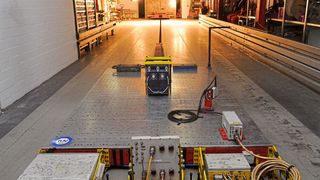 Der Tüv Süd hat seine Labore erweitert und kann jetzt mehr Tests an Lithium-Ionen-Akkus durchführen, zum Beispiel auf der Crashtestanlage. (Bild: Tüv Süd)