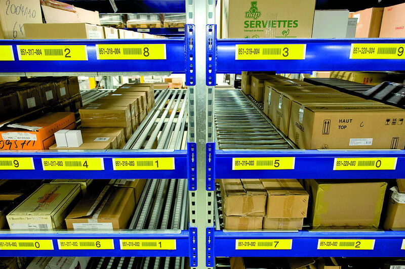 Schnellwechselbahnen sind wahlweise mit Röllchenteppichen für Gebinde mit problematischem Laufverhalten (links) oder mit klassischen Laufrollen bestückt. Beide Versionen können ohne Werkzeug schnell montiert werden.  Bild: Bito (Archiv: Vogel Business Media)