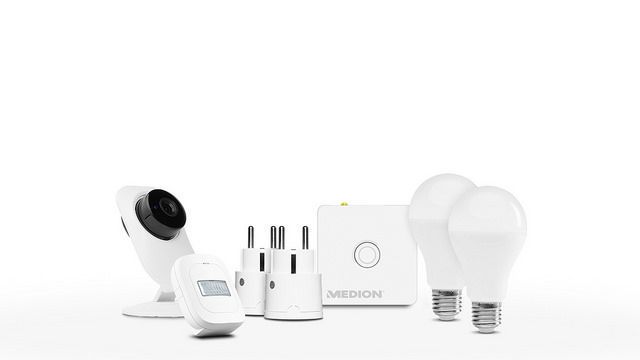 Smart-Home-Komfort: Für 269 Euro sind im Paket je zwei Zwischenstecker und LED-Leuchten sowie je eine Zentraleinheit, IP-Kamera, Bewegungsmelder, Wandschalter und Netzteil enthalten. (Medion)