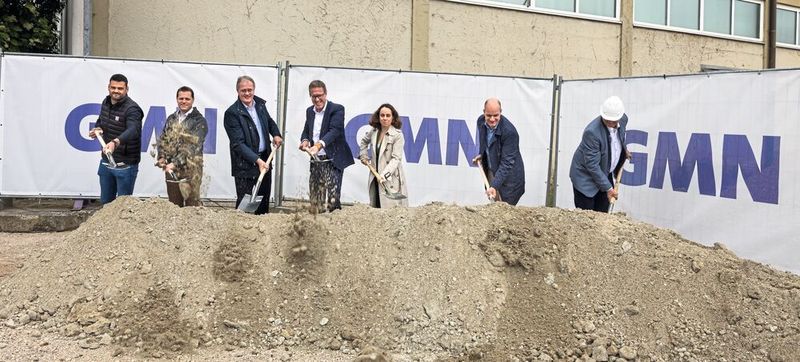 (V. l.) Florian Iberl, Tobias Keller, beide Geschäftsführer Fuchs Bau Süd, Dr. Edgar Verlemann, Projektleiter GMN, Michael Lösch, geschäftsführender Gesellschafter GMN, Dr. Andrea Heilmaier, Wirtschaftsreferentin der Stadt Nürnberg, Dr. Jens Falker, Geschäftsführer GMN, Franz Holzer, Architekt.(Bild:  Lutz Wolf/GMN)