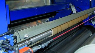 Pneumatischer Hochgeschwindigkeitszylinder in einem Folienwickler. Der kolbenstangenlose Linearantrieb ermöglicht Geschwindigkeitswerte, für die bei elektrischen Antrieben viel Aufwand erforderlich ist. Bild: Plamex/Parker-Origa (Archiv: Vogel Business Media)