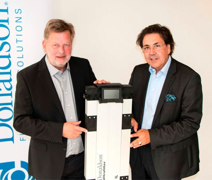 Manufacturing Engineering Manager Volkmar Pilnay (l.) und Werksleiter Peter Schaaf von Donaldson Filtration Deutschland mit einem Adsorptionstrockner der Marke Ultrapac Smart.  (Donaldson)