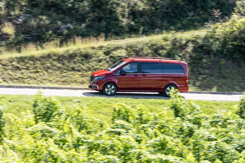 Wenn man sich für die knapp 2.200 Euro teure Luftfederung entschieden hat, schwebt der gut 2,8 Tonnen schwere EQV geschmeidig über alle Unebenheiten. (Bild: Daimler)