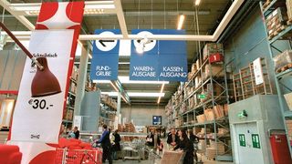 Ikea setzt in seinen Märkten Papp- anstatt Holzpaletten ein und will Transporte effizienter gestalten und Kosten einsparen.  (Bild: Ikea)