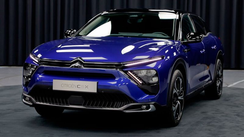 Mit einer Höhe von 1,49 Metern verzichtet der C5 X darauf, die Kombiversion seines Vorgängers zu überragen. (Bild: Citroën)