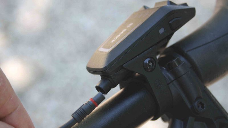 Ein Kabel mit Steckverbindung stellt den Kontakt zwischen der Display-Halterung und der Remote her. (Bild: sp-x / Mario Hommen)