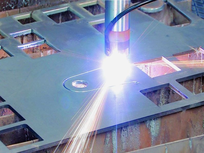 Bild 2: Das Plasmaschneiden eignet sich bei 400 A Stromstärke für Bleche bis 80 mm Dicke.  Bild: Knuth (Archiv: Vogel Business Media)