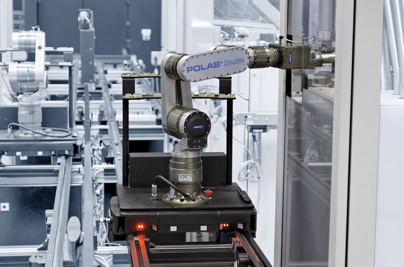 Bild 4: Die Leichtbauarme be- und entladen zügig die einzelnen Geräte. Ohne Laborautomation und Röntgenanalytik dauerte die Analyse rund einen Tag, heute nur noch 33 min. (Bild: Schunk)