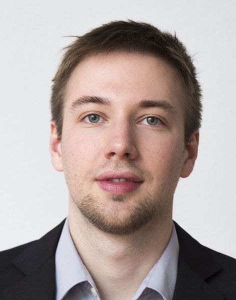 Master-Student Florian Klug hat das Force-Feedback-Nutzerinterface entwickelt, das als Schnittstelle zwischen der Hand des Operateurs und dem Endoskopie-Roboter dient. (Bild: Faulhaber/Klug)