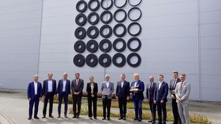 Langzeiterfolg! Die Übergabe der 100-Jahre-Chiron-Festschrift an Toni Driesch (Mitte) und Stephan Hoberg (5. von rechts) durch Dr. Armin Schmiedeberg (6. von rechts), Vorsitzender des Verwaltungsrats der Chiron Group SE, ist erfolgt. (Chiron)