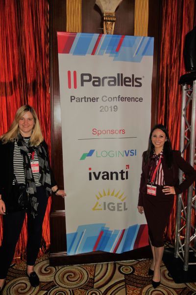 (l.) Sina Walleit und Simonetta Mercieca, Parallels, bedanken sich bei ihren Sponsoren. (Bild: IT-BUSINESS)