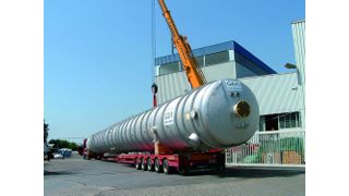 Koronagro baut in der Ukraine die erste Bioethanolanlage. Sie wird 380 000 Liter Bioethanol am Tag erzeugen und ist damit die größte Anlage, für die GEA Wiegand die Prozesstechnik liefert. Hier verlässt gerade der erste Schwertrans-
port mit der Maischekolonne das Werk in Beckum. (Bilder: GEA Wiegand) (Archiv: Vogel Business Media)