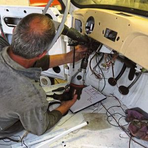 Das Schrauben hat Bernd Röthig im Rahmen eines speziellen, mehrtägigen Trabi-Seminars gelernt.(Bild:  Bernd Röthig)