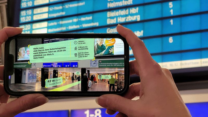 Das Exponat „Gesamtlagebild am Hub“ zeigt auf der InnoTrans 2024, wie Reisende mit individuell zusammengestellten Informationen in Echtzeit unterstützt werden können. (Bild: DLR, CC BY-NC-ND 3.0)