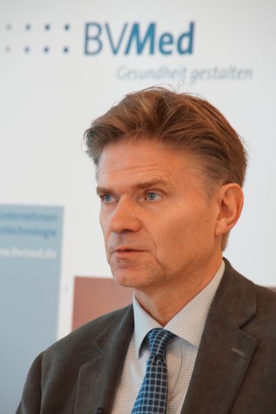 Den aktuellen Stand der Verhandlungen zur EU-Medizinprodukteverordnung beleuchtete Erik Hansson von der Europäischen Kommission. Der europäische Rechtsrahmen soll künftig nicht mehr über in nationales Recht umzusetzende Richtlinien, sondern über eine direkt geltende Verordnung gestaltet werden. „Denn die Ausweitung der EU von damals zwölf auf nunmehr 33 Länder, in denen die Richtlinien gelten, hat zu Abweichungen in der Anwendung und Mängeln in der Koordination geführt.“ (Bild: BVMed)