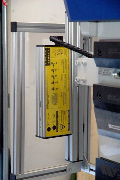Die Sicherheitseinrichtung für kompakte Gesenkbiegepressen besteht aus einem Sender und einem Empfänger, die nur sehr gering rechts und links neben dem Oberwerkzeug aufbauen.  Bild: Fiessler Elektronik (Archiv: Vogel Business Media)