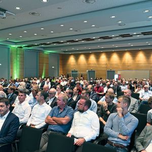 Trotz der kurzen Ladungsfrist kamen über 300 Teilnehmer nach Kassel. Wer weiter Skoda-Partner bleiben will, muss die Verträge bis Ende November unterzeichnet haben.(Bild:  Grimm / »kfz-betrieb«)