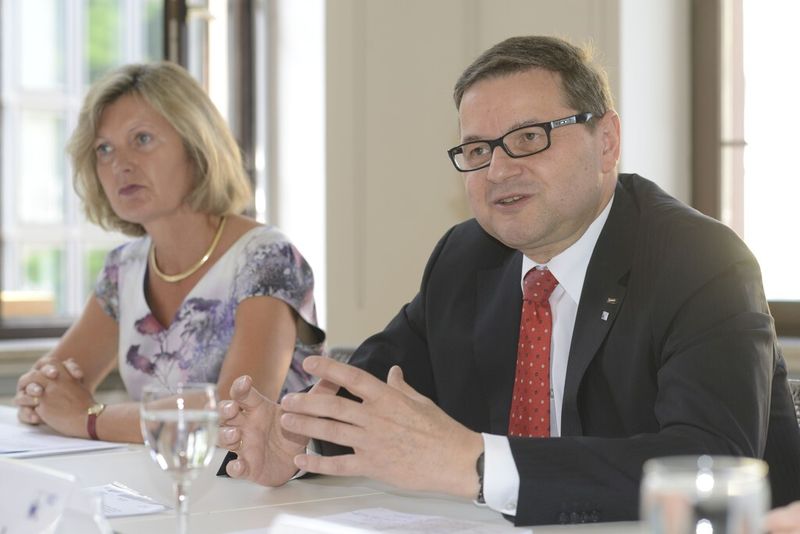 Gerd Deimel und Andrea Heid vom VCI bei der Vorstellung der Initiative Verkehrsinfrastruktur. (Bild: VCI / Mendel)